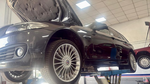 Revisión de un BMW con el capó abierto