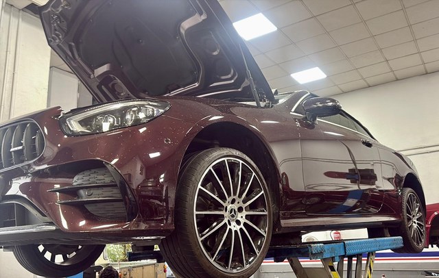 BMW rojo durante una reparación
