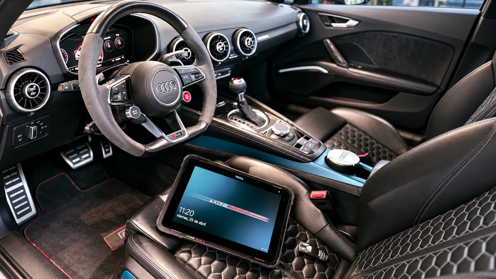 Equipo de diagnóstico electrónico en el interior de un Audi