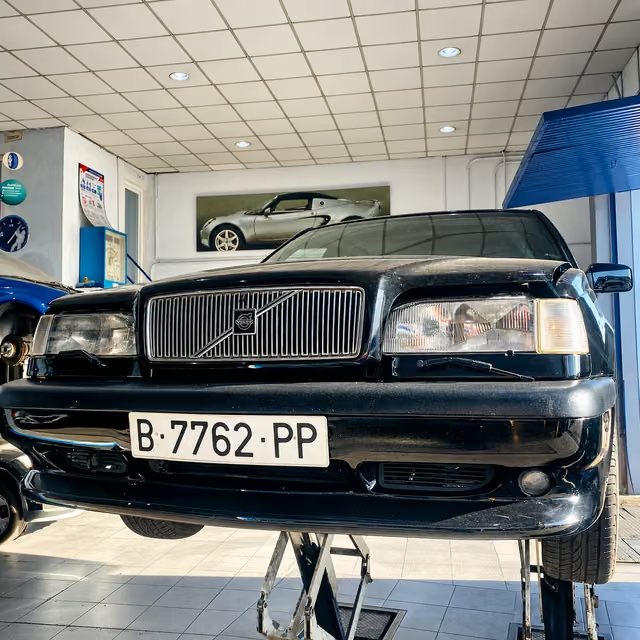 Vehículo en el taller DIAGMOTOR, preparado para su revisión