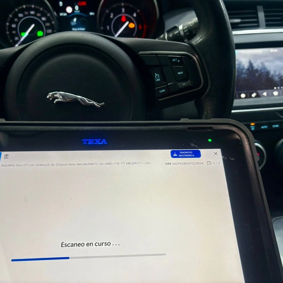 Equipo TEXA realizando una diagnosis electrónica en un Jaguar en DIAGMOTOR